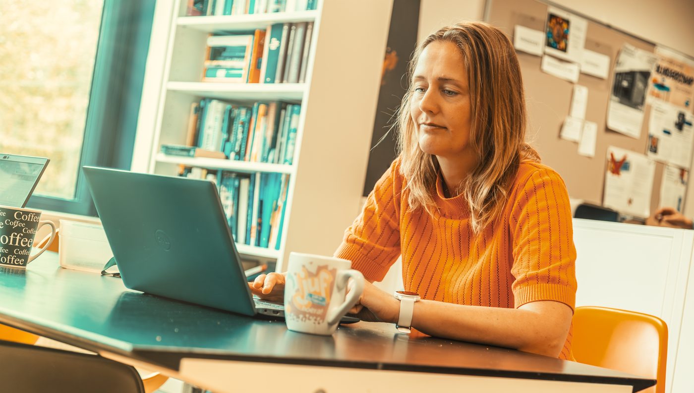Leerling aan het werk in de schoolomgeving