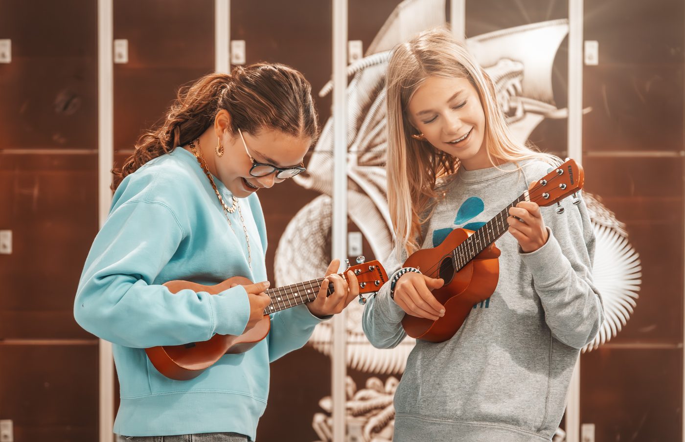 Leerlingen met instrumenten tijdens een activiteit