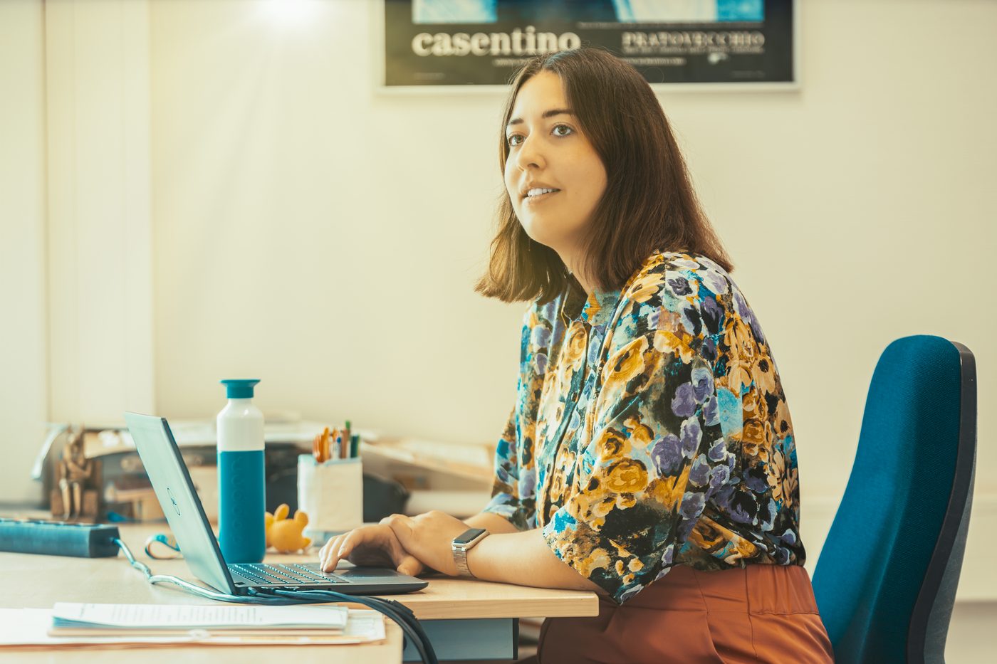 Leerling werkt geconcentreerd aan een computer